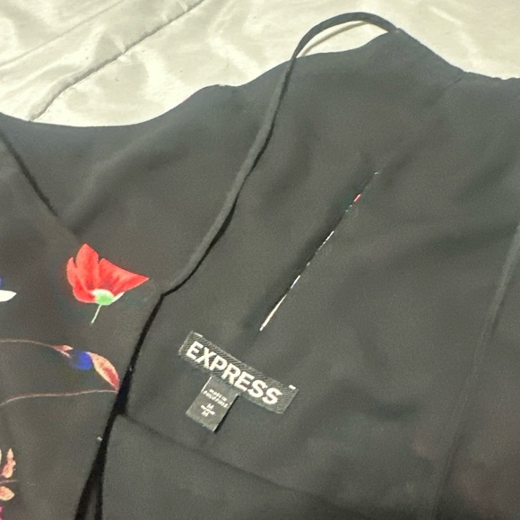 Express Women’s M Spaghetti Strap Floral Top Back Slit Hummingbird Lightweight - Picture 3 of 10